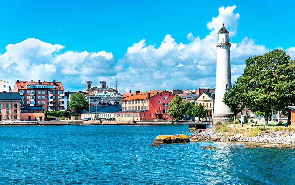 Karlskrona hamn med fyren och färgglada hus